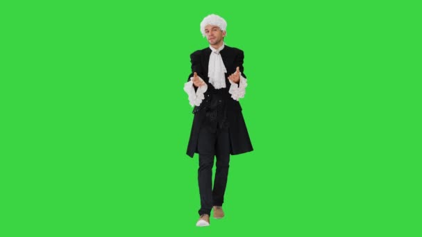 Hombre vestido como cortesano hablando expresivamente y renunciando a sus manos mientras camina y mira la cámara en una pantalla verde, Chroma Key. — Vídeos de Stock