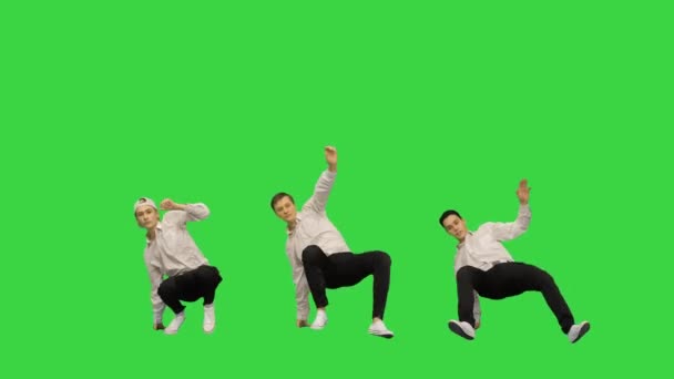 三个人同时跳着霹雳舞，看着绿色屏幕上的相机，铬键. — 图库视频影像