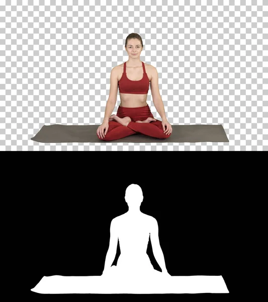 Sportlich attraktive Frau praktiziert Yoga, sitzt in Lotus-Übung, Siddhasana Pose Atmung, Alpha Channel — Stockfoto