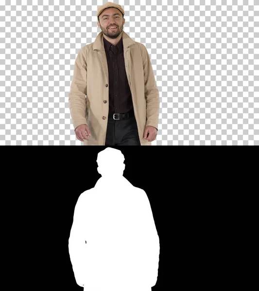 코트를 입고 웃는 남자가 카메라를 보고 걷고 있어 알파 채널 — 스톡 사진