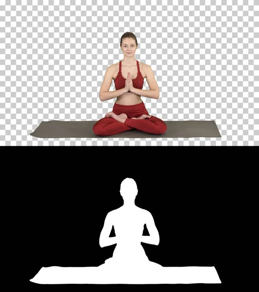 Hermosa joven sentada en yoga pose Loto cambiando la posición de sus manos, Alpha Channel —  Fotos de Stock