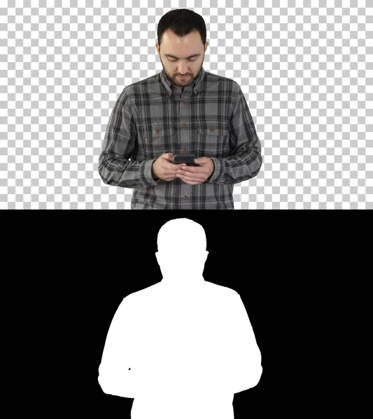 Mladý muž chodí a používá smartphone, Alpha Channel — Stock fotografie
