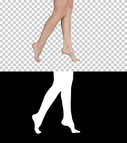 Belle gambe femminili che camminano elegantemente in punta di piedi, Alpha Channel — Foto Stock