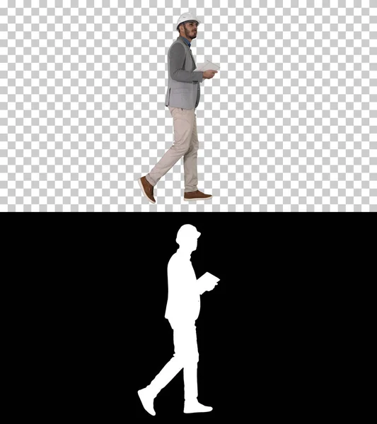 Arquitecto caminando con la tableta y comprobando lo que se construye, Alpha Channel — Foto de Stock