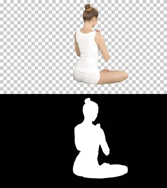 Jóga, sport, edzés és életmód koncepció - fiatal szőke nő jógázik, Alpha Channel — Stock Fotó