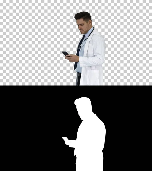 Doctor haciendo una llamada seria, canal Alfa — Foto de Stock