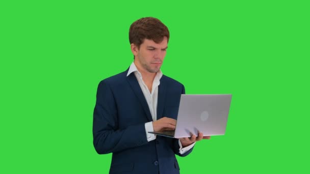 Jovem empresário concentrado trabalhando no laptop enquanto estava em uma tela verde, Chroma Key. — Vídeo de Stock