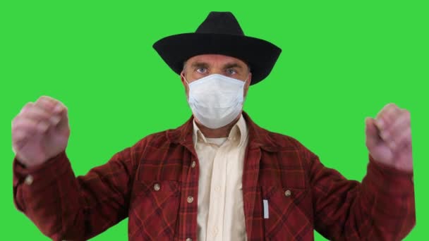 Farmer quitarse la máscara médica y tomar una respiración profunda pandemia de Coronovirus ha terminado en una pantalla verde, Chroma Key. — Vídeos de Stock