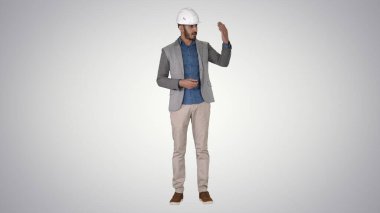 Mimar, gradyan arkaplanda kameraya konuşuyor.