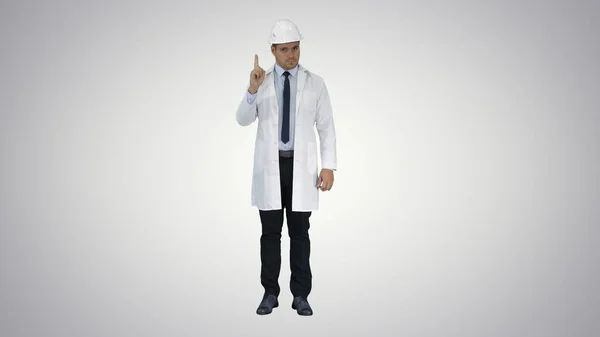 Ingegnere scientifico in casco mostrando smettere di cantare e poi fa un gesto di attenzione su sfondo gradiente. — Foto Stock