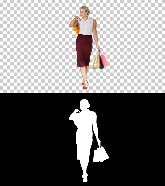 Ευτυχισμένη γυναίκα που κρατάει τσάντες για ψώνια, χαμογελώντας και περπατώντας, κανάλι Άλφα — Φωτογραφία Αρχείου