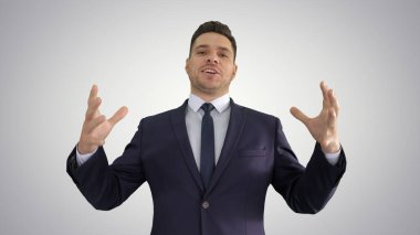 Resmi kıyafetli bir adam kameraya el hareketlerini çok anlamlı ve olumlu bir şekilde yapıyor..