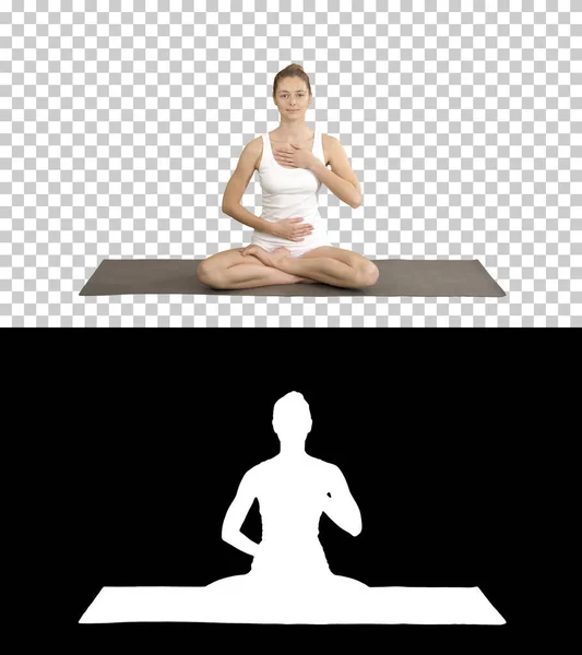 Yoga-Mädchen atmet in Lotus-Pose mit den Händen auf Bauch und Brust, Alpha Channel — Stockfoto