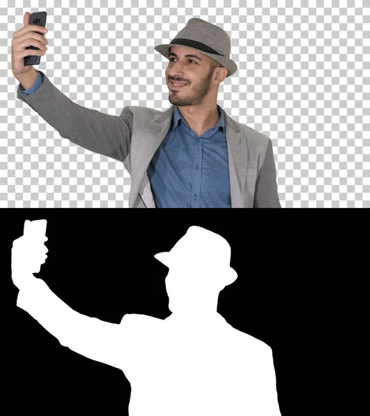 Homem árabe com roupas casuais andando e fazendo selfie, Alpha Channel — Fotografia de Stock