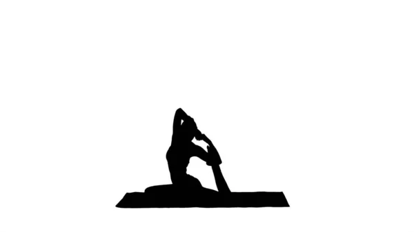 Silhouette Belle jeune femme portant des vêtements de sport rouges faisant du yoga ou des exercices de pilates. Une pose de pigeon roi pattes, Eka Pada Rajakapotasana. — Photo