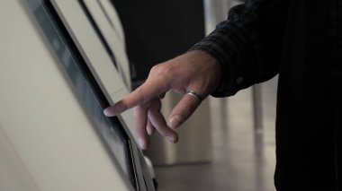 Havaalanındaki kişisel gelişim masasına giriş yap..