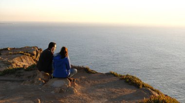 Cabo da Roca, Potugal - 27 Aralık 2017: Okyanusa bakan aşık çift.