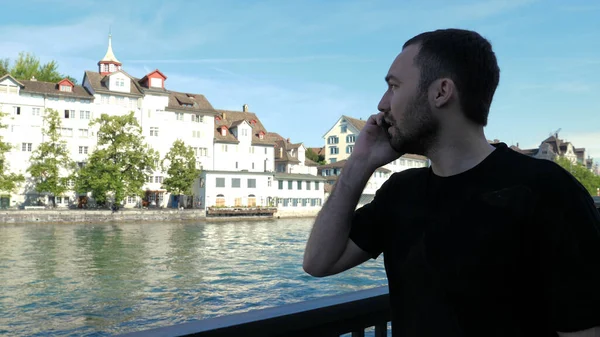 Jeune homme heureux excité parler avec un ami au téléphone — Photo