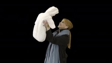 Sonbaharda bebeğiyle oynayan mutlu anne Alfa Kanalı.