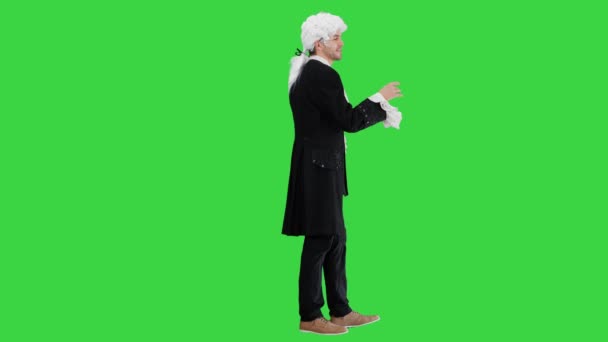 Mann im altmodischen Gehrock und weißer Perücke redet und verzichtet mit den Händen theatralisch in die Kamera auf einem Green Screen, Chroma Key. — Stockvideo