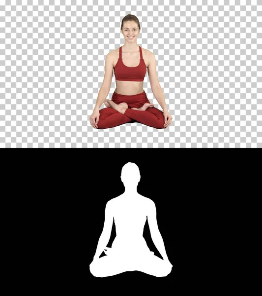 Молодая улыбающаяся женщина, практикующая йогу, упражнения Падмасана, поза Лотоса, канал Альфа — стоковое фото