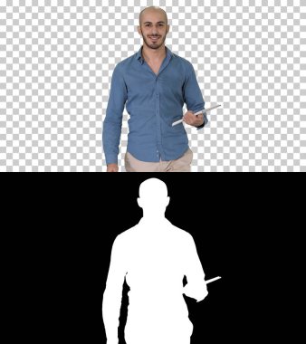 Arap sunucu dijital tabletle yürüyor. Sayfaları karıştırıyor, Alfa Kanalı.