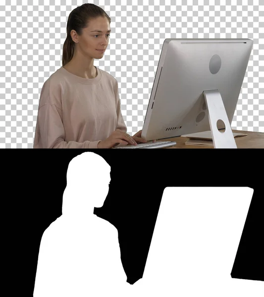 Vrouw freelancer werkt aan een nieuw project op de computer, Alpha Channel — Stockfoto