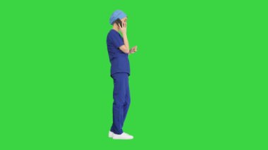 Ciddi bir kadın doktor telefonda konuşuyor, yeşil ekranda, Chroma Key..