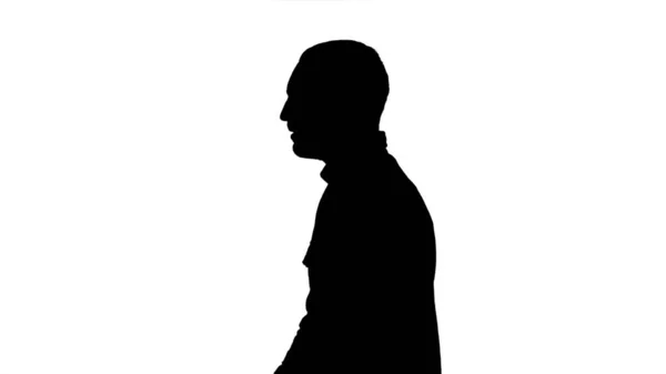 Silhouette Un homme d'affaires décontracté intelligent et confiant marche. — Photo