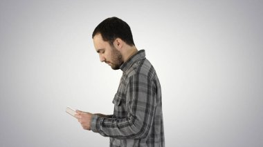 Tablet Bilgisayar Tarafı Görünümü gradyan arkaplanda dijital tablet kullanan adam.