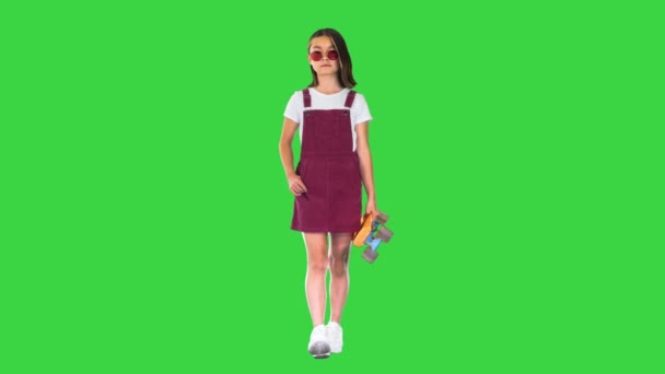 Túl menő az iskolához ázsiai korcsolyázó lány sétál a zöld vásznon, Chroma Key. — Stock videók