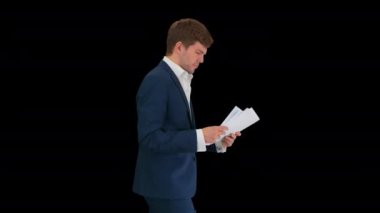 Ciddi İşadamı yürürken belge okuyor ya da rapor veriyor, Alfa Kanalı