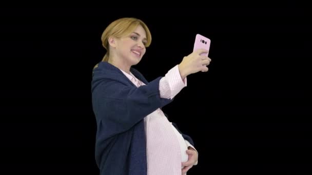 Szczęśliwa młoda ciężarna kobieta robi selfie, Alpha Channel — Wideo stockowe