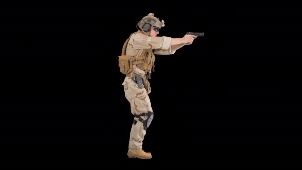 Οπλισμένος στρατιώτης με καμουφλάζ περπατά και σημαδεύει με όπλο, κανάλι Άλφα — Αρχείο Βίντεο