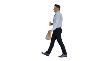 İş adamı elinde kahve ve beyaz arka planda öğle yemeğiyle geziyor..