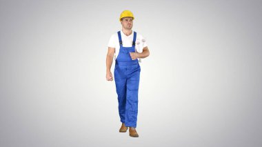 Müfettiş Mühendis, arka planda yürürken etrafa bakıyor..