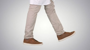 Doktorların bacakları eğimli arkaplanda yürüyor.