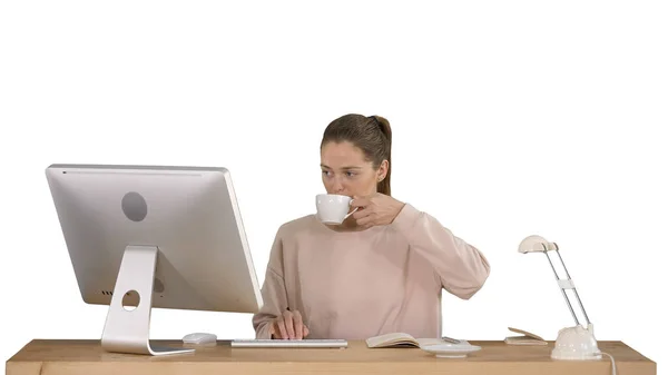 Piękna kobieta pracuje przy komputerze na białym tle. — Zdjęcie stockowe