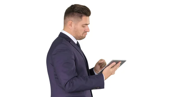 Inteligente hombre de negocios senior utilizando una tableta de tecnología sobre fondo blanco. — Foto de Stock