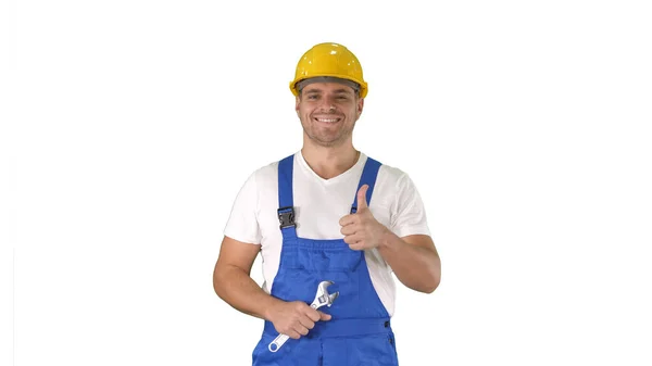 Trabalhador com chave mostrando o polegar para cima e sorrindo para a câmera no fundo branco. — Fotografia de Stock