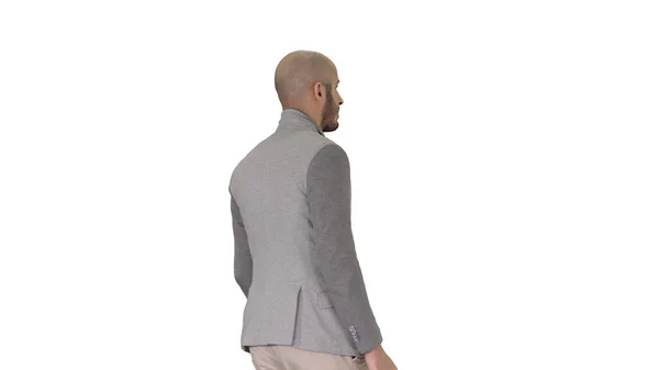 Casual homme mettant blazer sur Il commence à faire froid sur fond blanc. — Photo