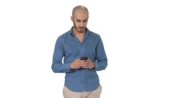Mann SMS-Nachrichten beim Gehen auf weißem Hintergrund. — Stockfoto