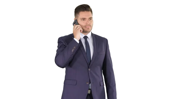 Pensiero giovane uomo d'affari in giacca e cravatta fare diverse chiamate rapidamente su sfondo bianco. — Foto Stock