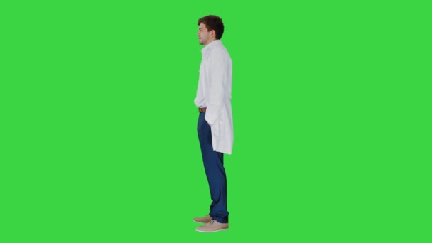 Triste médico masculino dando más notícias e balançando a cabeça em uma tela verde, Chroma Key. — Vídeo de Stock