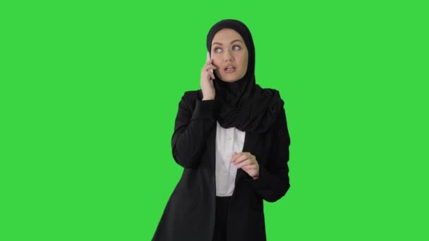 Mujer árabe de negocios con hijab hablando por teléfono en una pantalla verde, Chroma Key. — Vídeo de stock