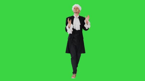 Man gekleed als Mozart dirigeert tijdens het lopen op een groen scherm, Chroma Key. — Stockvideo