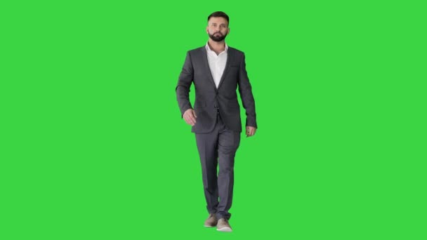 Seriöser Geschäftsmann mit Bart und formalem Anzug, der auf einem Green Screen wandelt, Chroma Key. — Stockvideo