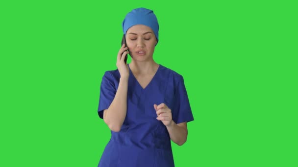 Seriöse Ärztin telefoniert auf einem Green Screen, Chroma Key. — Stockvideo