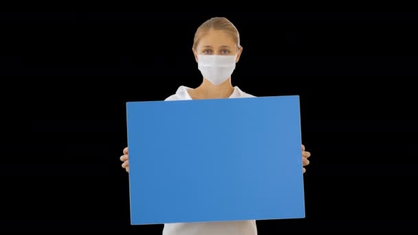 Mooie zakenvrouw in bescherming masker houden blanco boord, Alpha Channel — Stockvideo