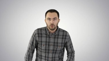 Adam arkaplanda hızla koşmaya başlar..